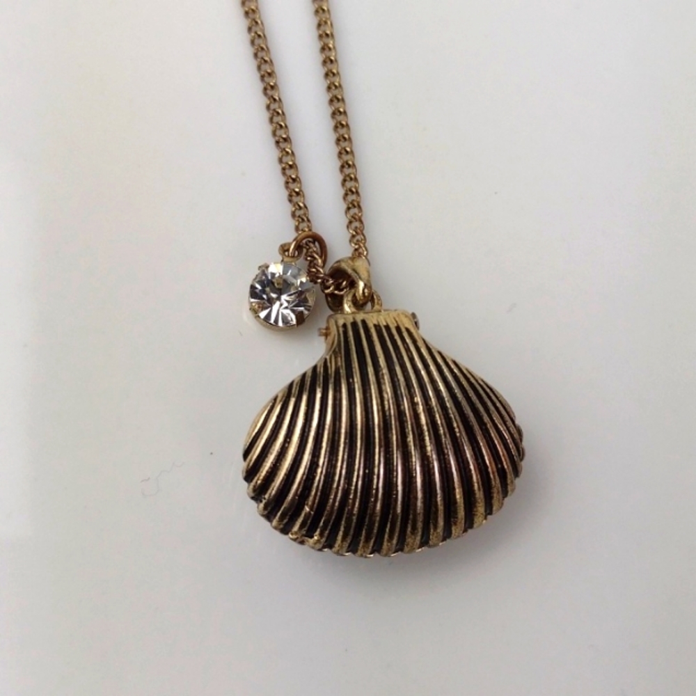 Gold Tone Clam Shell "Pearl Inside" Feature Rhinestone Pendant Necklace